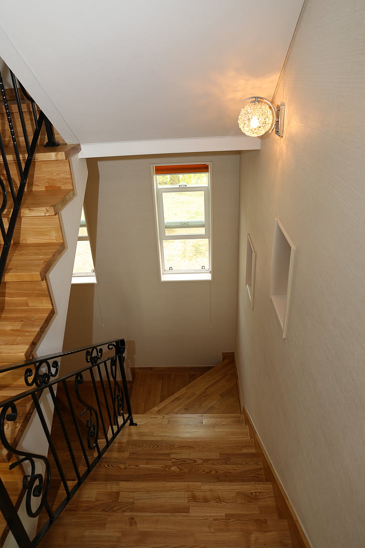 Namai pardavimui, laiptai, apšvietimas