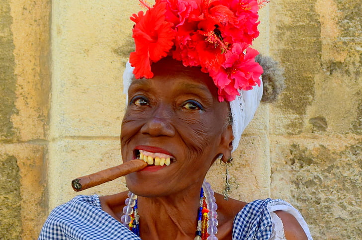 Cuba, cigar, dona cubà, cigar cubà, cara, àvia, flors