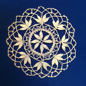renda kontemporer, Cluny motif, renda gelendong, putih, benang, kain rajutan, ilustrasi