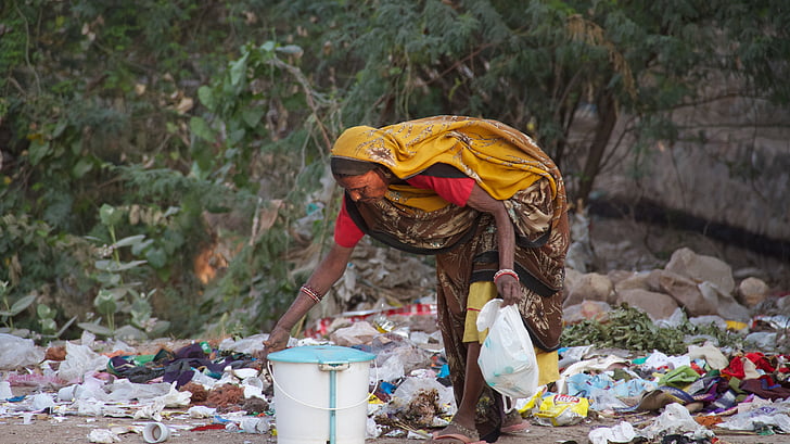 Indien, Wiederverwendung, Ressourcen, Frau, Frau auf der Suche in den Müll, Bild, Müll
