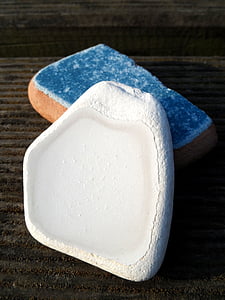 fragmento de, cerámica, Blanco, azul, arena, piedras, blanqueado a