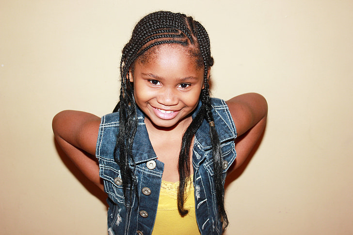 barn med flätor, flätor, African american girl, svart liten flicka, Lycklig, leende, leende