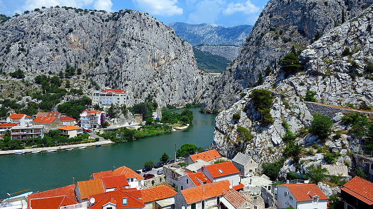 hegyek, folyó, Cetina folyón, Családi házak, a tetők, nyaralók, sziklák