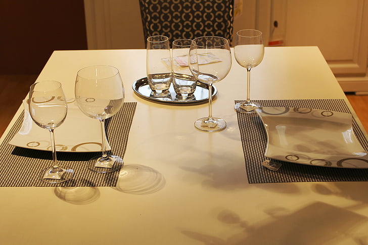 τραπέζι φαγητού, κάλυμμα, γυαλιά, παροχές, διακόσμηση