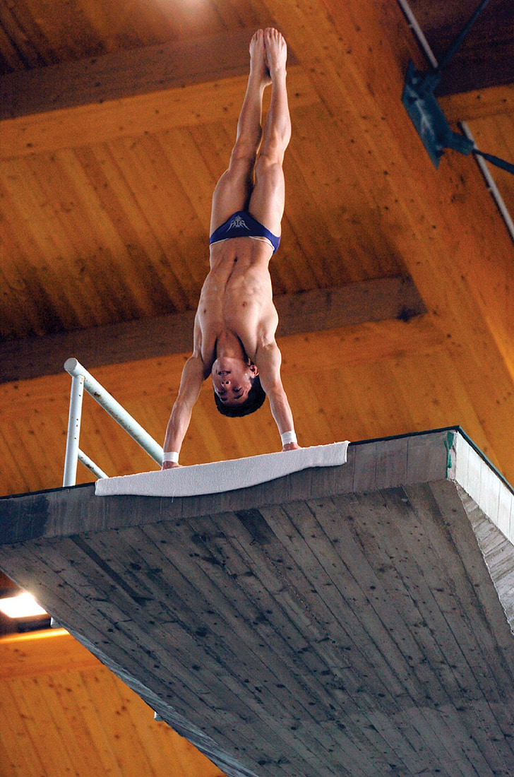 Diver, handstand, plataforma, competitivo, hombre, alta, Atleta