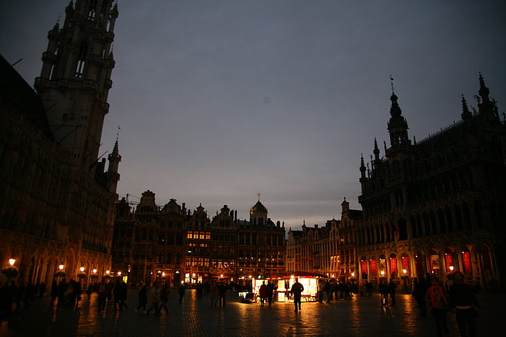 Bruselas, Plaza, en la noche, exterior del edificio, arquitectura, destinos de viaje, reflexión