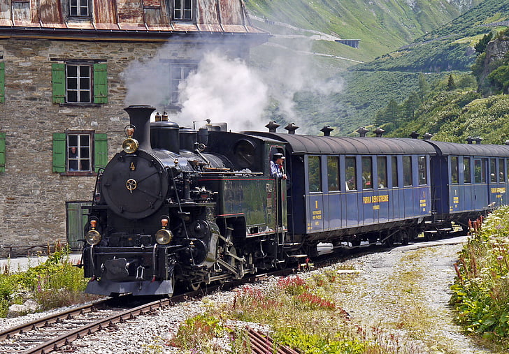 Steam railway furka-bergstrecke, ingang gletsch, Blauwwitte Huis, spoorwegovergang, passeren van de weg, tandradbaan, stoom plant