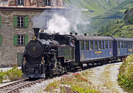 tren de vapor furka-bergstrecke, entrada gletsch, casa azul, paso a nivel, pasar la carretera, ferrocarril del estante, planta de vapor