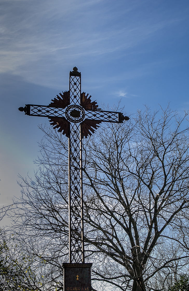 Kalvarija, križ, vere, katoliški, nebo, golo drevo, majhnim kotom pogleda