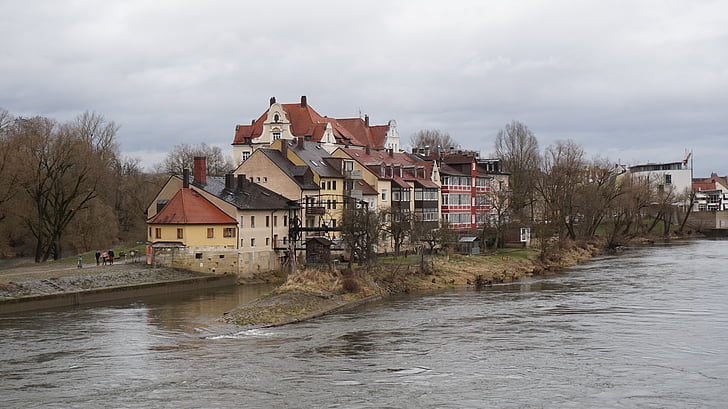 Családi házak, folyó, Regensburg, fák, régi házak, hagyomány, színes házak