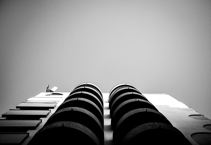 het platform, balkons, zwart-wit, gebouw, lage hoek schoot, perspectief, zwart-wit