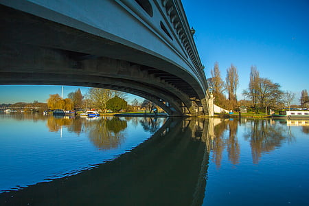 tiltas, susimąstymas, upės, skaitymas, Anglijoje