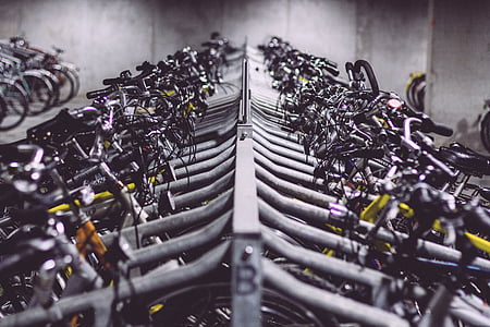 Fahrräder, Fahrräder, Fahrradständer, in einer Reihe