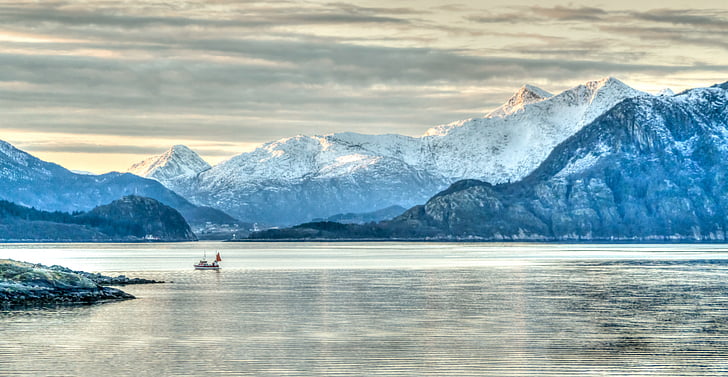 Norja, rannikko, vuoret, lumi talvi, pilvinen taivas, Fjord, Sea