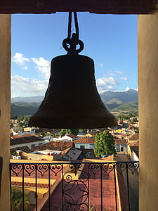 campana, Iglesia de Trinidad cuba, ciudad Patrimonio de la unesco trinidad cuba, colgante, cielo, día, destinos de viaje