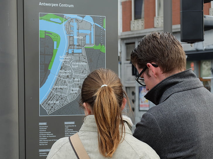 Antwerpen, turistit, reading kartta, Patikointi, Kaupunkikierros, vanha kaupunki, Street