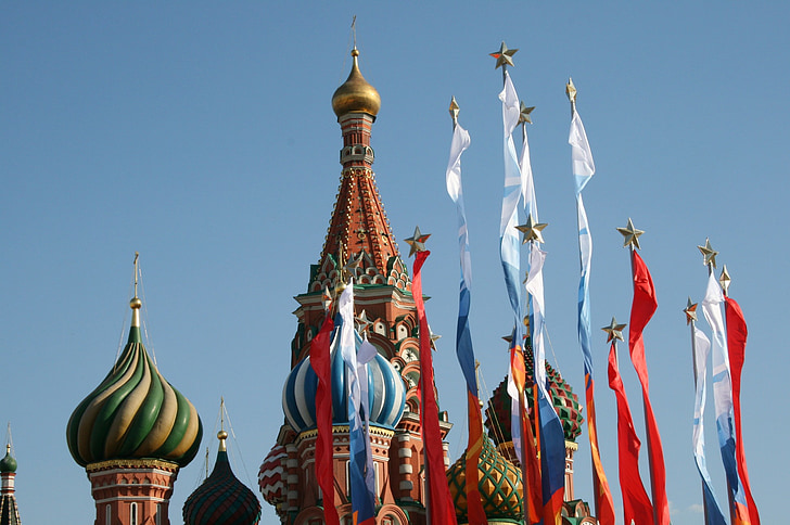 bandeiras coloridas, sinalizadores de dia de vitória, Praça Vermelha, céu azul, celebração do dia da vitória, Kremlin, Igreja de St basil