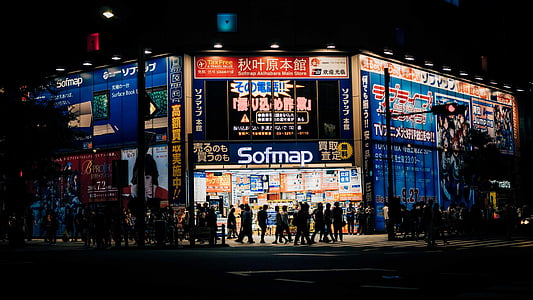 gens, marche, près de :, bâtiment, Sofmap, panneaux de signalisation, nuit