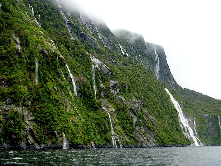 Nieuw-Zeeland, Milford sound, waterval, zee, water, berg, wolk