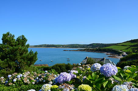 França, Cotentin, port d'arrel, al costat del mar, els camps, muntanyes, jardí públic