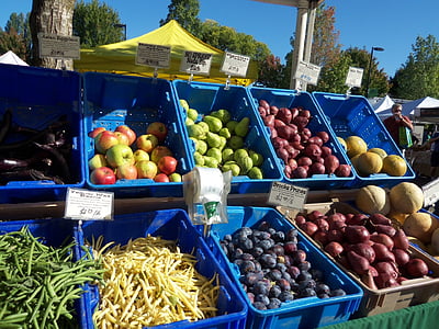 vihannekset, viljelijöiden markkinat, markkinoilla vihanneksia, kasvikset, hedelmät, päärynät, luumut