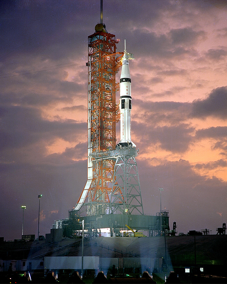 fusée de Saturne 1 b, rampe de lancement, avant le lancement, mission conjointe, USA et URSS, projet de test Apollo Soyouz, habités