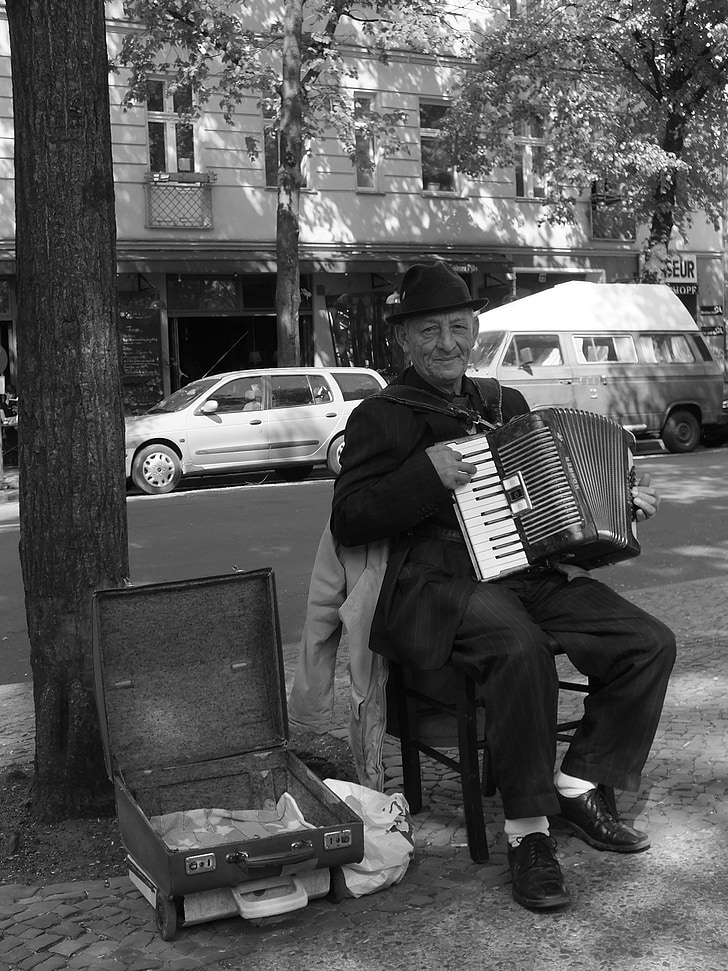 utcai zenész, Harmonikás, idősebb úriember, harmonika