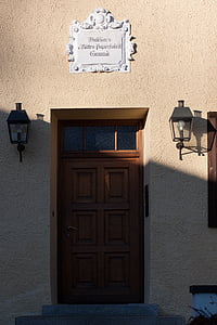 Casa, entrada, lanternas, lâmpadas, iluminação, escudo, porta