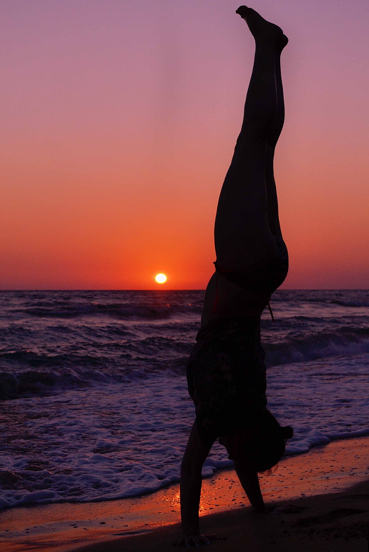 kvinna siluett stående på händer, Sunset beach seascape, landskap, Sivota, Parga, Grekland, havet