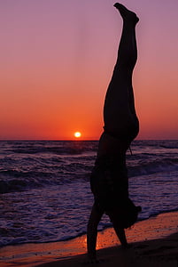 kvinde silhuet stående på hænderne, Sunset beach seascape, landskab, Sivota, Parga, Grækenland, havet