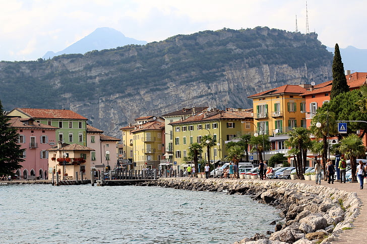 Itálie, Lago di Garda, Torbole, hory, lodě, banka, promenáda