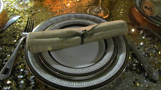dishes, cutlery, napkin, tablecloth, gold, jute, brightness