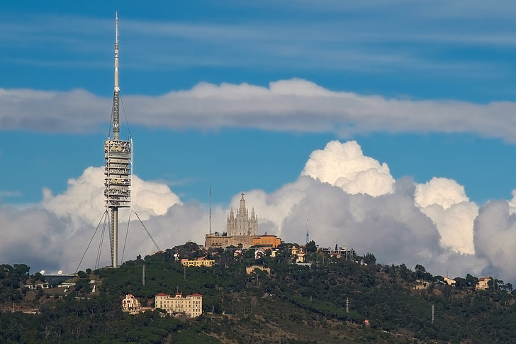 Barcelona, Wieża, Kościół, góry, krajobraz, Architektura, punkt orientacyjny