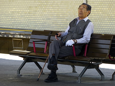 japončina, starý muž, posedenie, dedo, myslenie, lavica, vychádzková palica