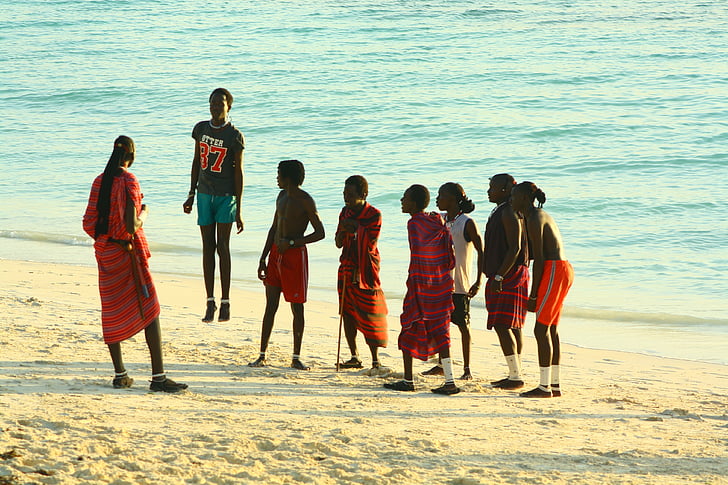 Zanzibar, masai, pludmale, jaunieši, apmācības, lēkt, ņemot fun