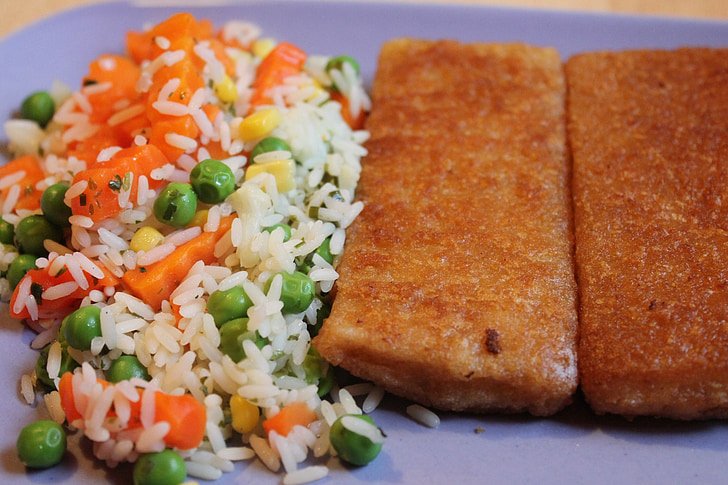 fried fish, rice, carrots, root, peas