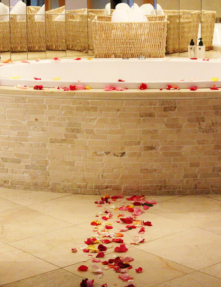 Medaus mėnuo, santuoka, vonios kambarys, apdaila, rožių žiedlapių, nuotaika