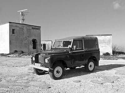 Land rover, 4 x 4, s ceste, stare građevine, radarske postaje, zapušten, težak teren