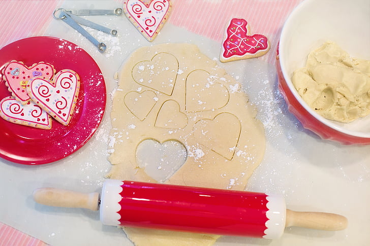 Valentin-nap, sütés, sütés cookie-kat, szív alakú cookie-k, tészta, sodrófa, édességek
