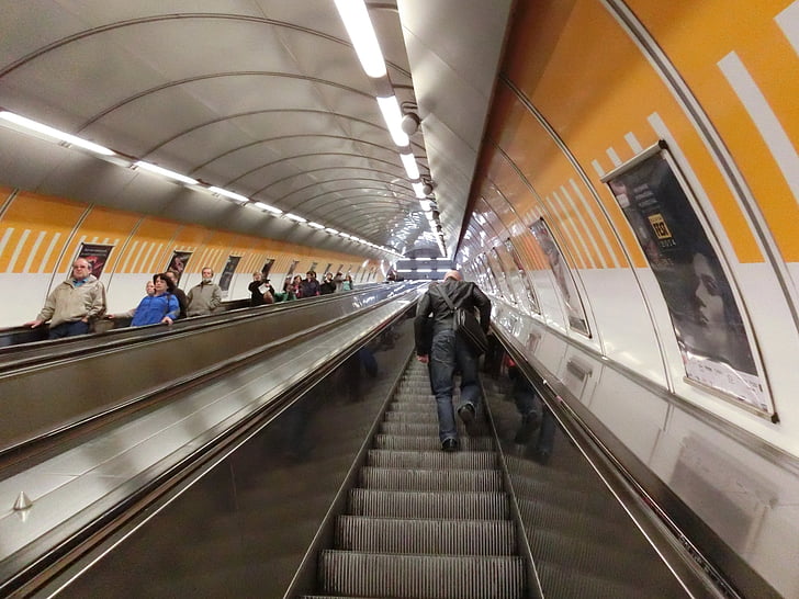 Prague, Métro, escalator