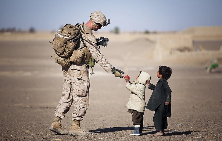 selektiv, fokus, fotografering, armén, två, barn, bär