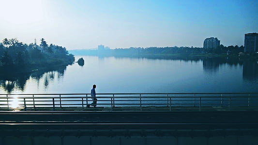 человек, ходьба, мост, рядом с, Река, принимая, фотография