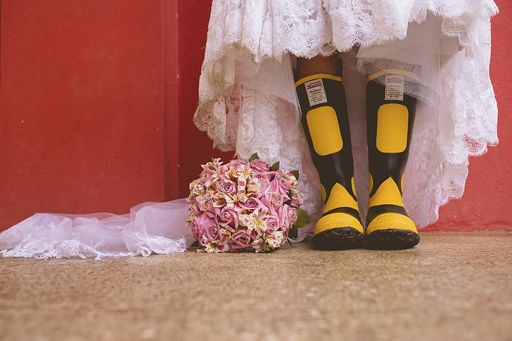 botes, RAM de núvia, vestit blanc, matrimoni, pluja, sabata, núvia