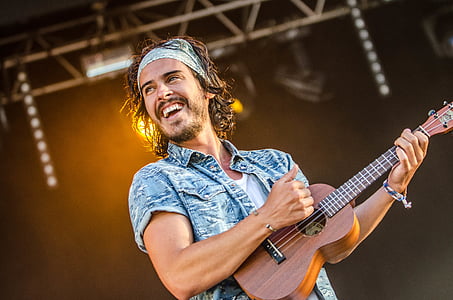 dospelý, umelec, kapela, koncert, Frèro Delavega - Ronquières festivalu 2015, gitara, gitarista