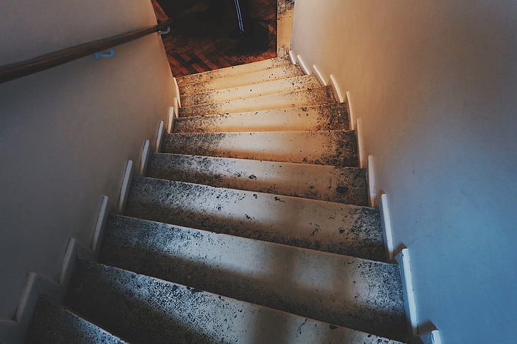 balta, pa kāpnēm, krāsotas, sienas, kāpnes, kāpnes, darbības