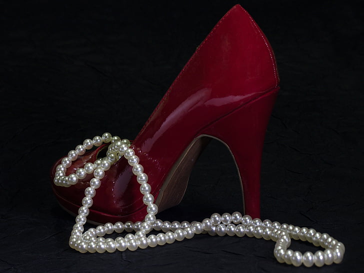 Perline, collana di perle, scarpe da donna, gioielli, scarpe con tacco alta, rosso, moda