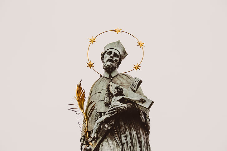 homme, Holding, crossifix, statue de, Jean-Népomucène, crucifix, catholique