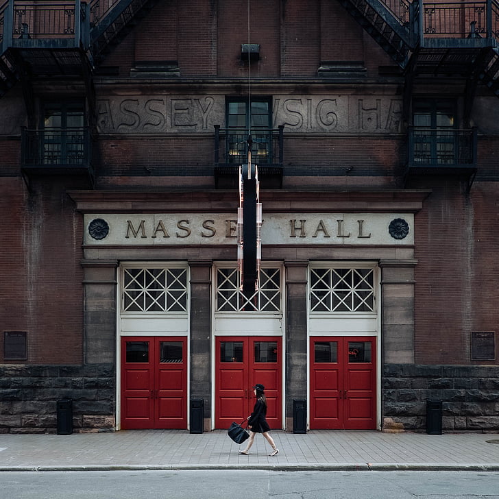 kvinde, Walking, ved siden af, Massey, Hall, fortov, gangbro