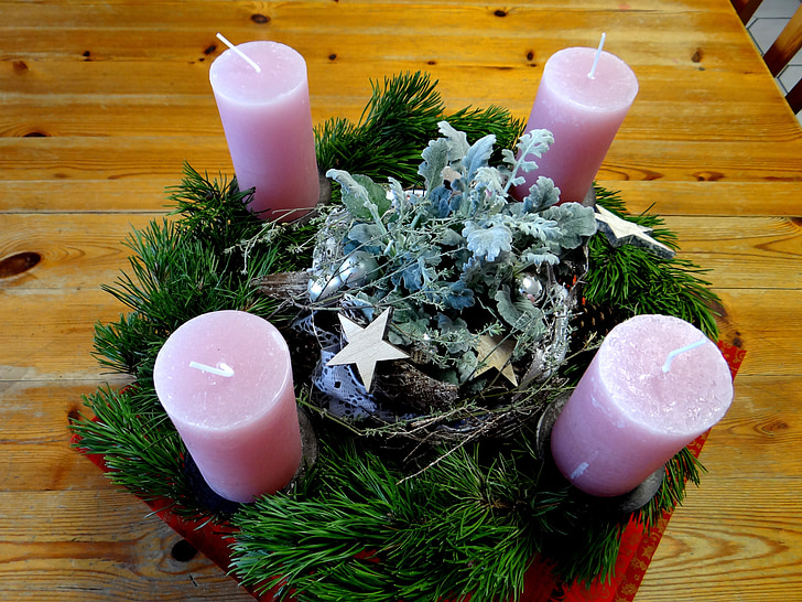 Adventný veniec, ružové sviečky, svetlá, Vianočný čas
