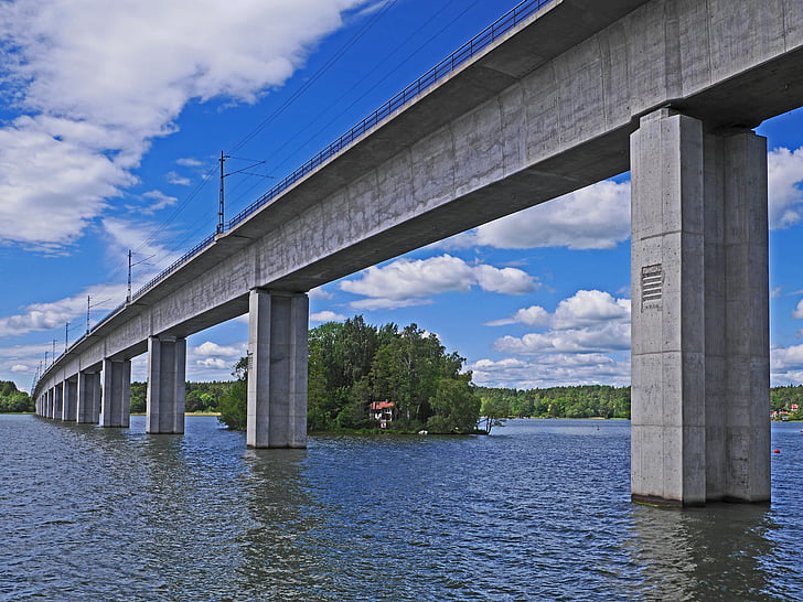 Mälaren, Lago, ponte ferroviária, travessia do lago, no meio da Suécia, Uppsala län, concreto